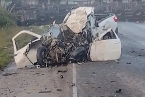 Acidente entre caminhonete e carreta que transportava cerveja deixa dois mortos