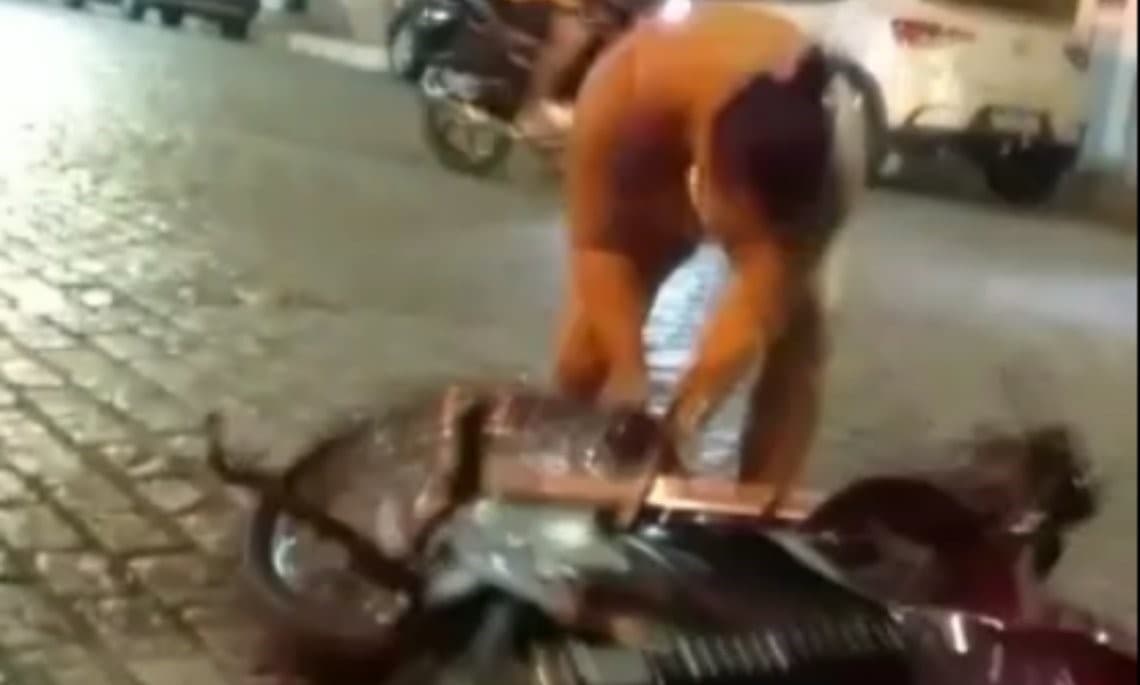 Mulher flagra marido com travesti e destrói motocicleta na Bahia: “Eu que paguei”