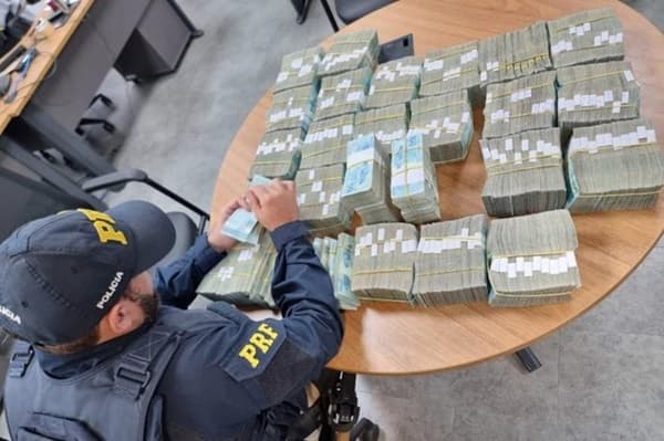 PRF prende homem transportando mais de R$ 2,5 milhões sem procedência
