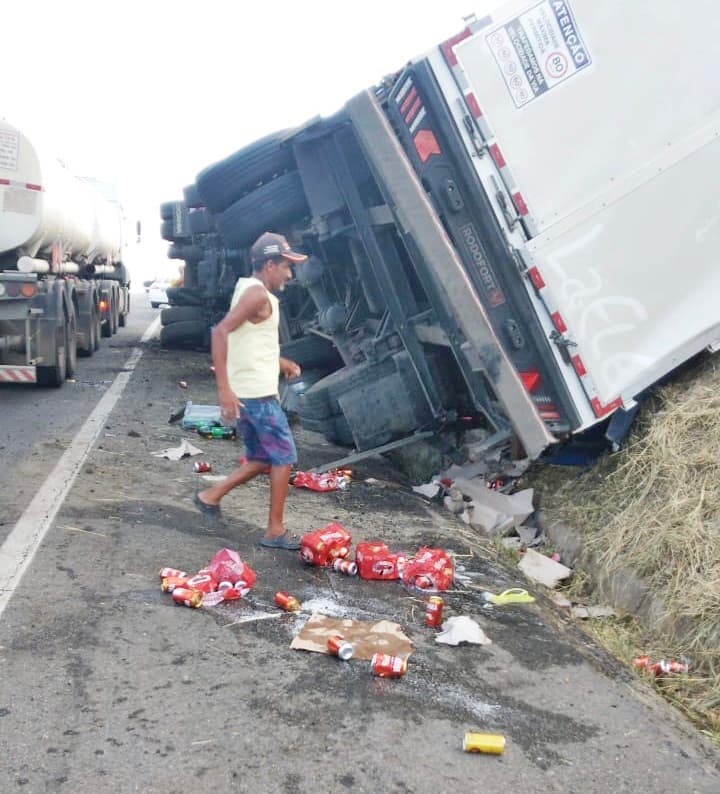 Caminhão carregado com cerveja tomba e tem carga saqueada em Jequié