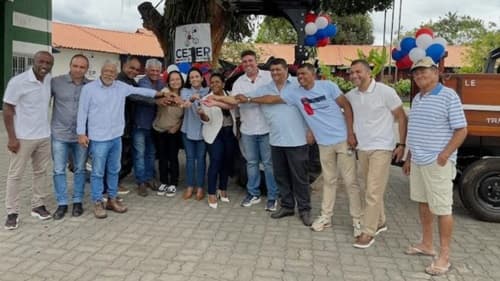 Deputado Patrick Lopes entrega trator agrícola ao CETEP de Ipiaú