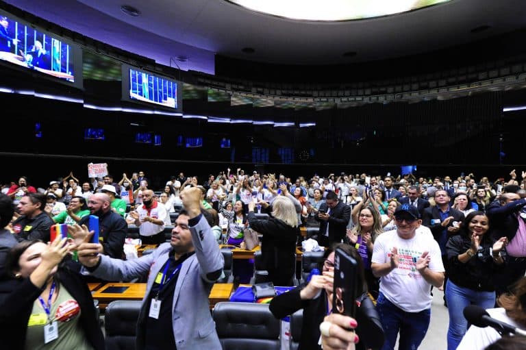 Câmara dos Deputados acaba aprova projeto de lei 2564/2020, que cria o piso salarial nacional da enfermagem