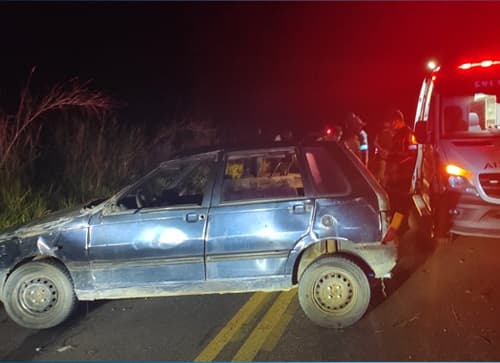Carro capota na estrada que liga Ipiaú à Ibirataia e deixa um morto e outro ferido