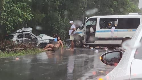 Acidente entre van e carro deixa vítimas na estrada de Arraial d'Ajuda