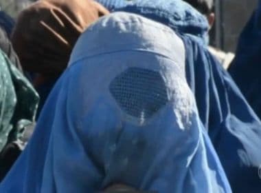 Talibã ordena que mulheres voltem a cobrir rosto e corpo