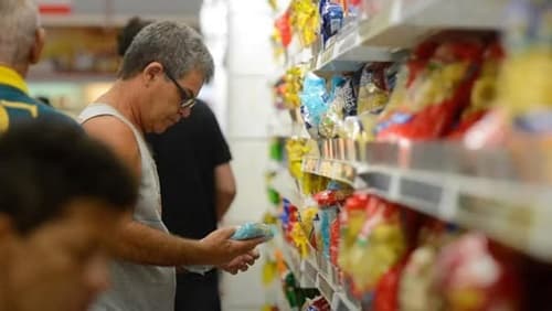 Inflação dos alimentos desacelera para 0,61% em fevereiro, aponta IBGE