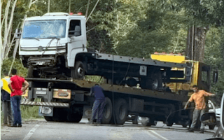 Ibirataia: BA-650 interditada após acidente com caminhão-guincho na Curva da Garganta