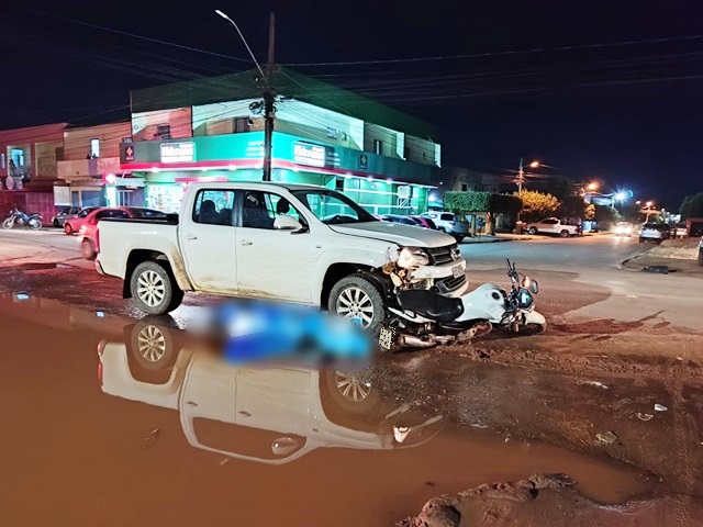 Acidente entre moto e caminhonete deixa dois feridos