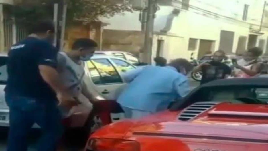 Carro de R$ 565 mil de Roberto Carlos fica parado na rua por falta de gasolina; assista o vídeo