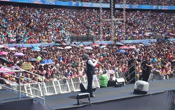 Evento religioso reúne 62 mil pessoas na Arena Fonte Nova; é o maior público dos últimos 10 anos