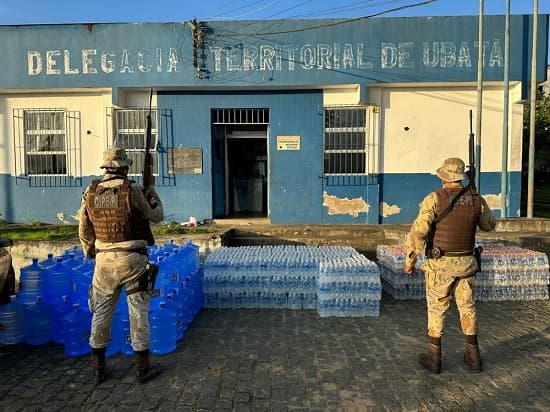 Carga de água mineral é recuperada e quatro pessoas conduzidas à delegacia de Ubatã