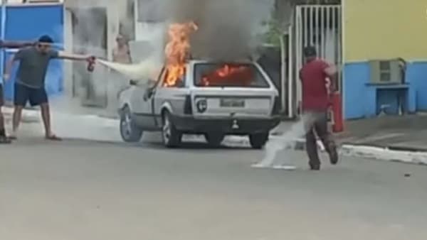 Homem morre carbonizado dentro de carro após tentar matar esposa e filha