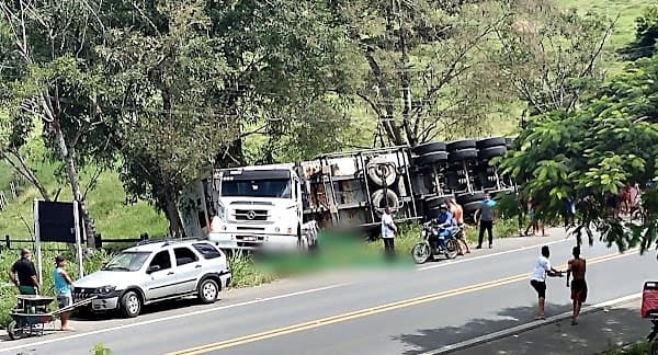 Caminhão com carga de charque tomba na pista e carga é saqueada