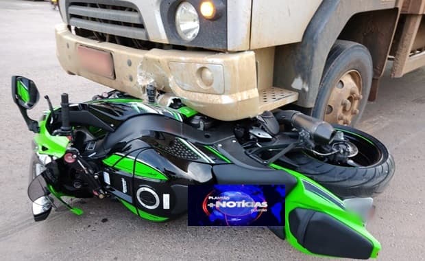 Colisão entre caminhão e moto deixa motoqueiro ferido no sol do cerrado