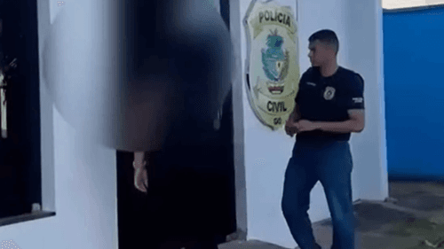 Professor é preso por estuprar aluna de 13 anos após mãe encontrar mensagens no celular