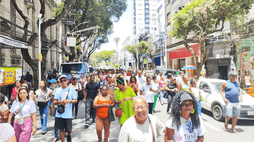 Servidores protestam em Salvador e pedem aumento no valor recebido durante trabalho no carnaval