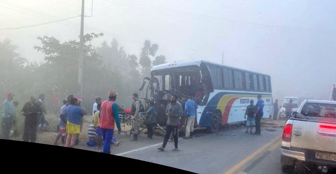 Neblina na pista provoca batida entre ônibus e carros deixando 5 feridos no sul da Bahia