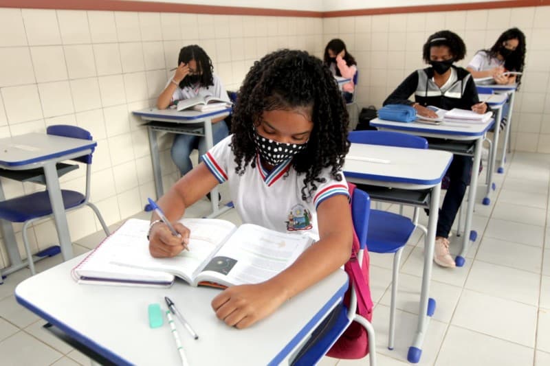 Professores e estudantes do Ensino Médio retornam para as salas de aula em toda a Bahia