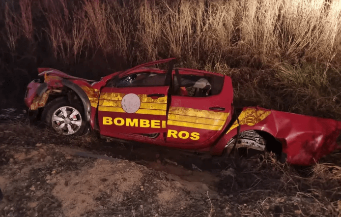 Bombeiro e dois brigadistas morrem em acidente com viatura na Bahia