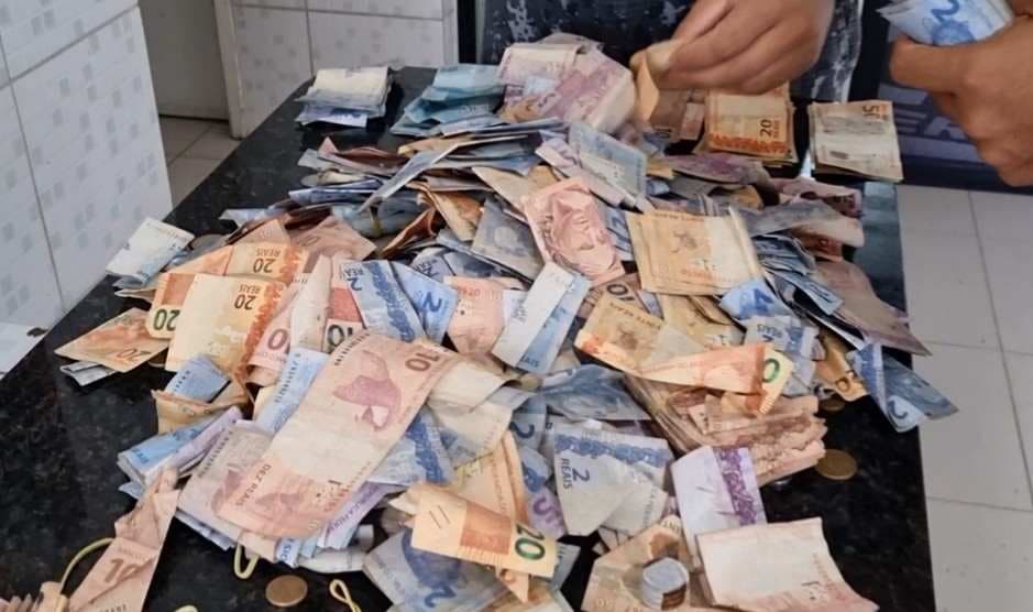 Homem rouba carro de padre, encontra R$ 23 mil e doa dinheiro pelas ruas de Caruaru