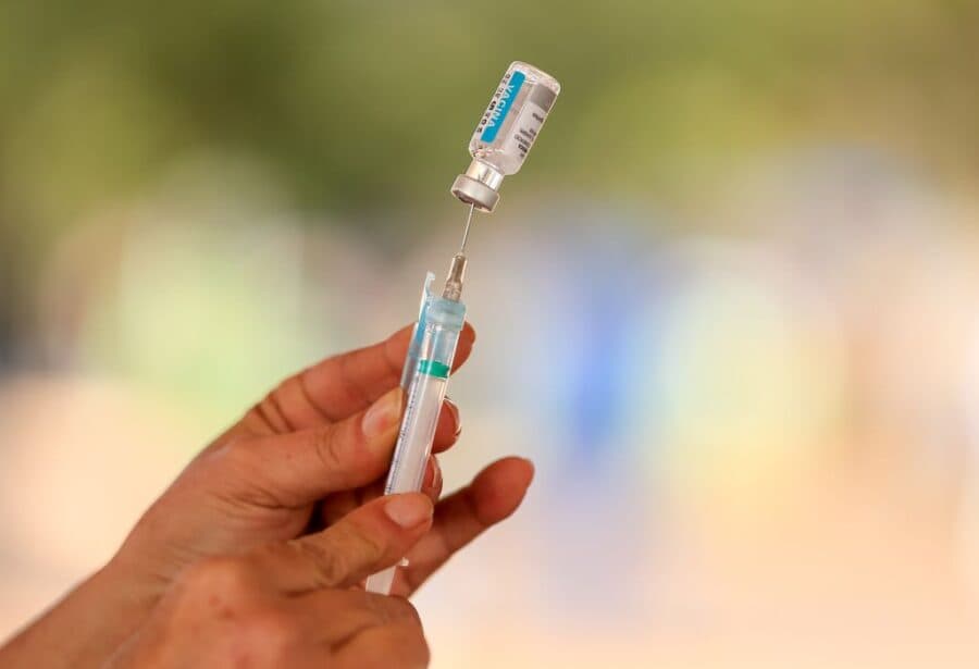 Anvisa aprova, e Brasil passa a ter vacina anticovid com produção 100% nacional