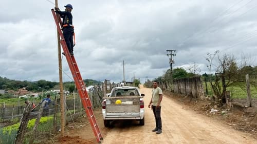 Ibirataia: Prefeitura inicia instalação de iluminação na via de acesso ao novo bairro Jorge Abdon Fair