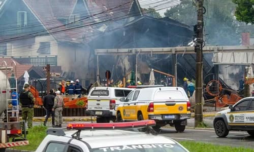 Corpos são retirados após queda de avião que matou família em Gramado