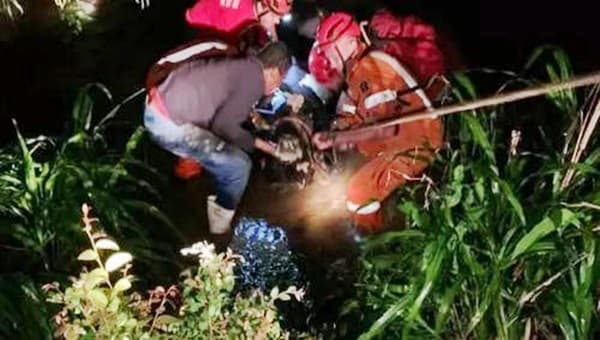 Idosa morre ao cair em fossa de 15 metros no quintal de casa