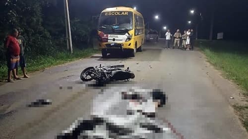 Dois jovens morrem em colisão entre moto e ônibus na BA-652, em Ibirapitanga