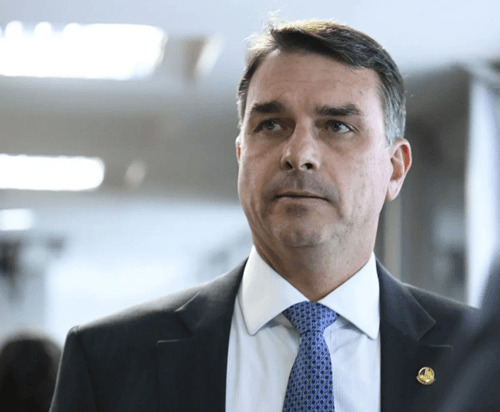 Flávio Bolsonaro deve apresentar proposta para acabar com reeleição presidencial