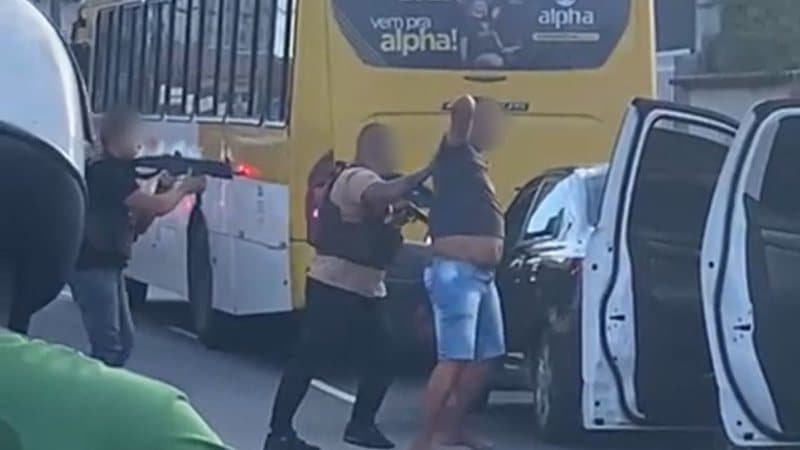 Vídeo flagra abordagem policial no meio do trânsito em Salvador; assista