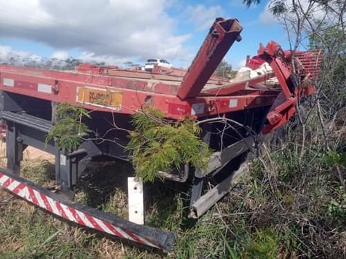 Na BA-142 em Ibicoara motorista capota caminhão após desviar de animal solto