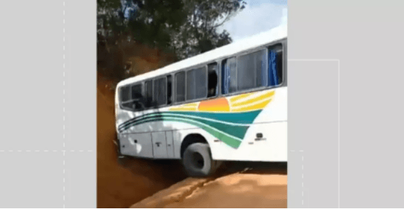 Passageiros passam momentos de tensão após motorista de ônibus errar marcha e descer de ré ladeira