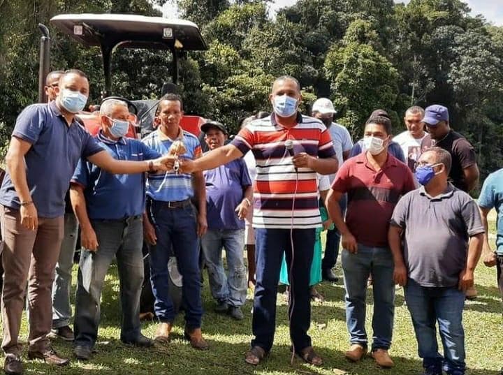 Caio Pina jutamente com vereadores, grupo do PSB e apoiadores entregam Trator a Associação Aspeca