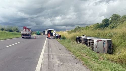 Ônibus que fazia Monte Santo-Salvador tomba em Amélia Rodrigues, deixando seis feridos