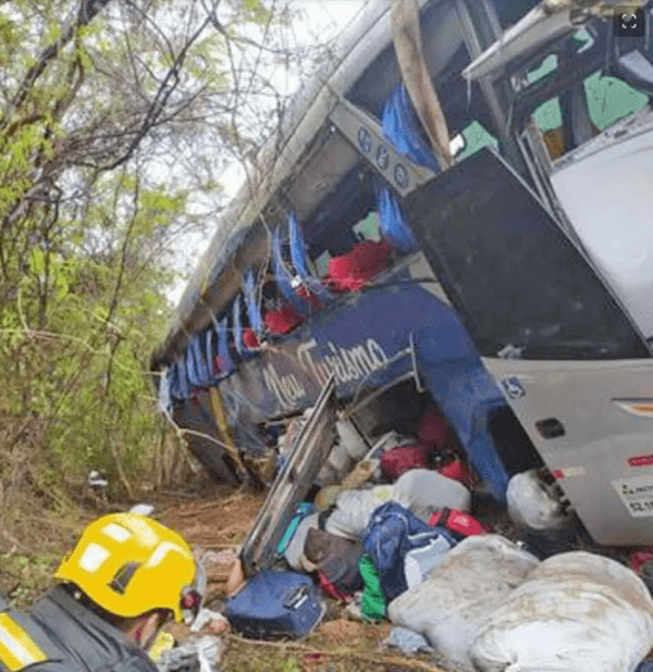 Ônibus de turismo que saiu da Bahia tomba deixa 3 mortos e 11 feridos em Minas