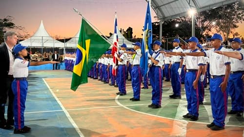 Ibirataia: Solenidade reúne autoridades e famílias na entrega de fardamentos aos alunos do CPM - Colégio Municipal José Firmino da Silva