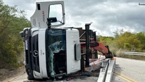 Caminhão tomba na BA-148, em Rio de Contas, após falha nos freios