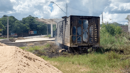 Fio de energia causa incêndio e destrói Baú de Caminhão em Ubatã