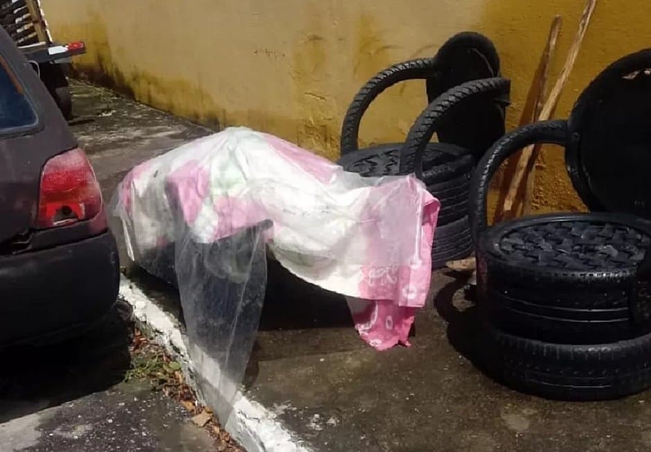 Homem leva corpo da mãe em carrinho de mão para cemitério no RN