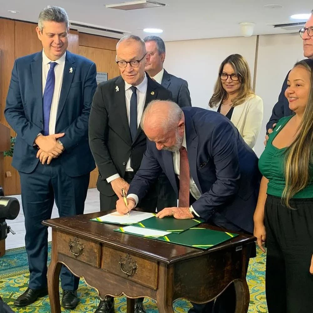 Presidente assina projeto de lei para viabilizar piso nacional da enfermagem