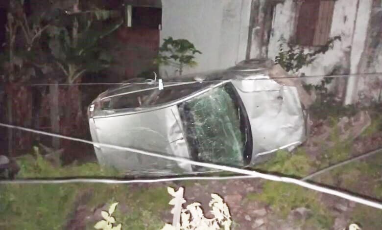Carro desgovernado desce ladeira e invade quintal de casa na Bahia