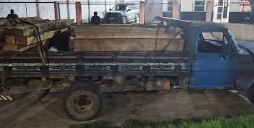 Polícia Rodoviária apreende caminhão com madeira nativa na BA-650