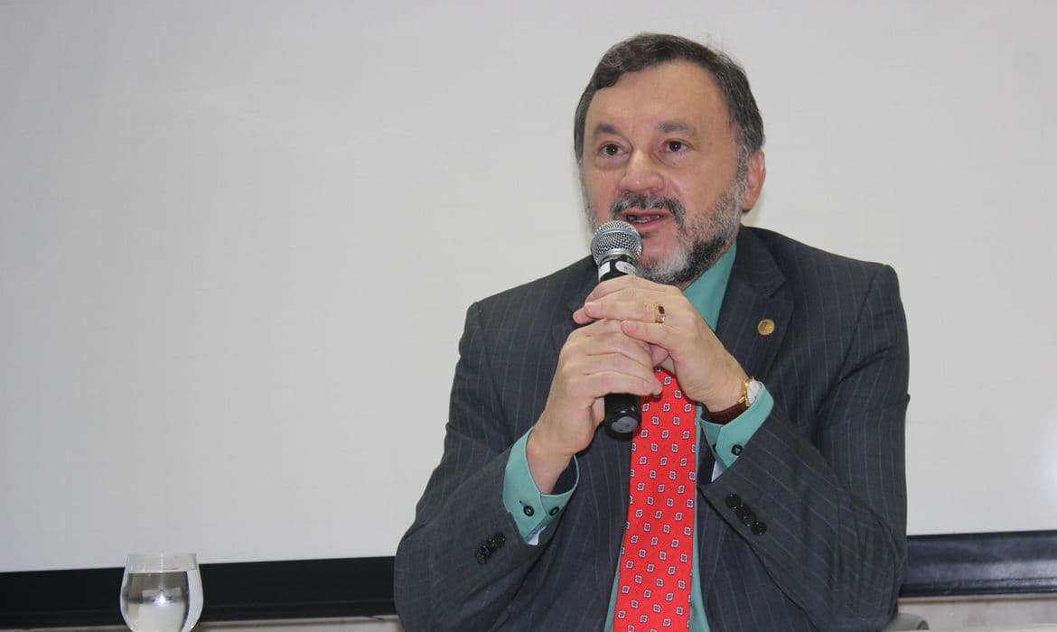 Ministro Walmir Oliveira morre por complicações da covid-19