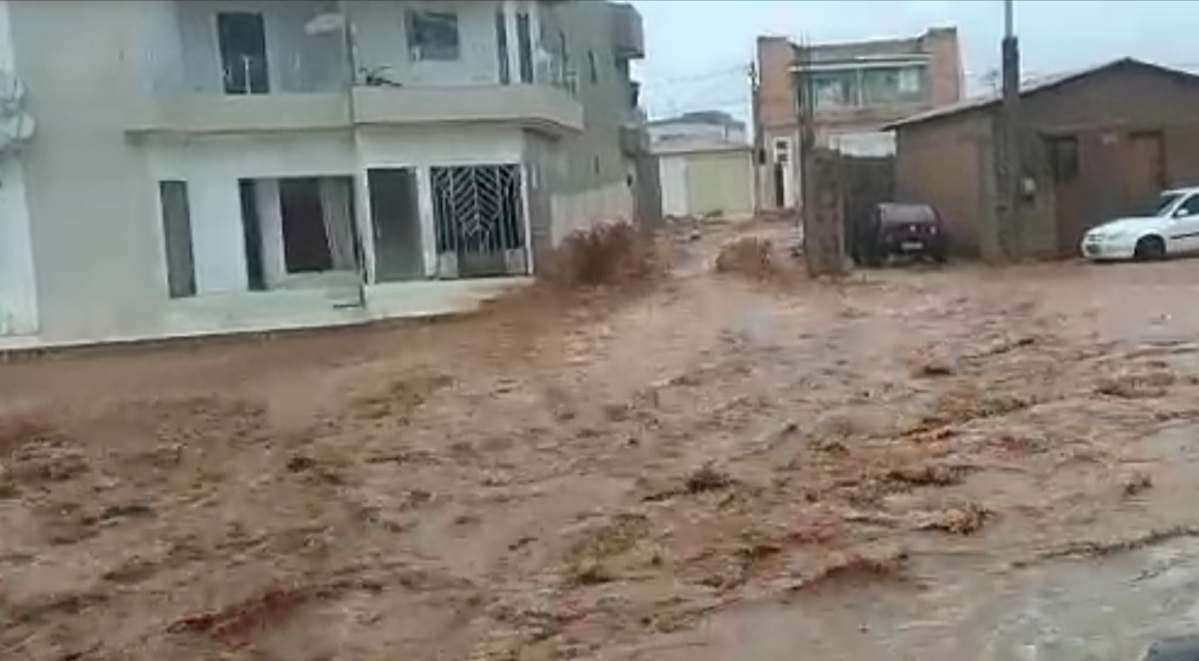 Chuva alaga ruas, invade casas e pontos comerciais em Canarana; vídeo