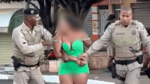 Jovem é presa após agredir policiais e proferir injúrias raciais na Bahia