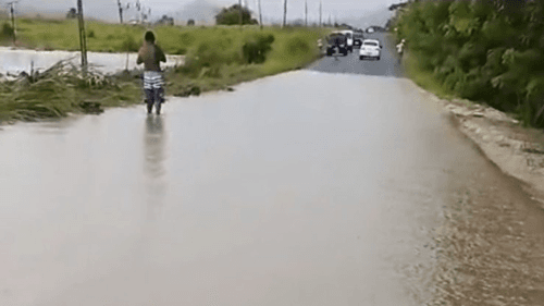 Riacho transborda e interdita trecho da BA-650 entre Dário Meira e Itagibá