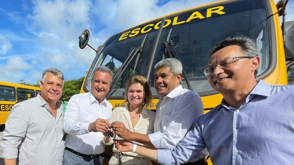 Ibirataia: Prefeita Ana Cléia recebe ônibus escolar do Governo do Estado