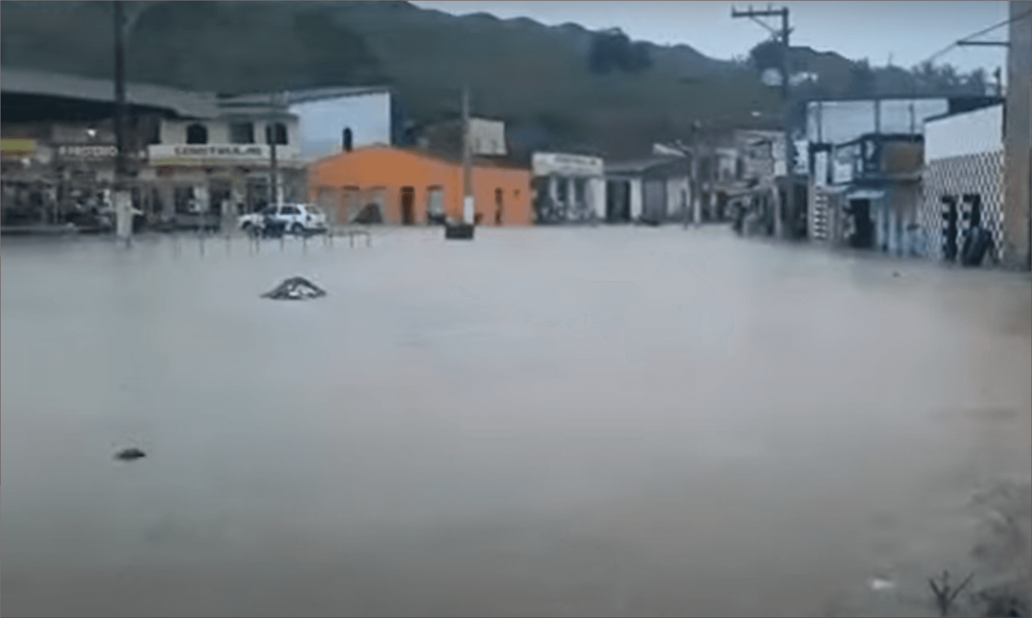 Apuarema: Rompimento de represa causa alagamentos, derruba casas e deixa desabrigados; assista o vídeo