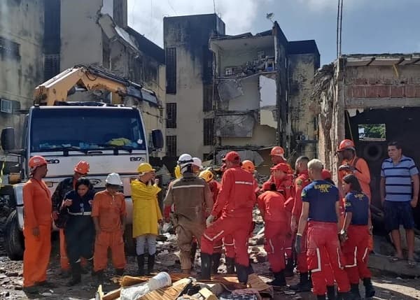Sobe para 14 número de mortos em desabamento de prédio em Recife